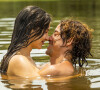 Jove (Jesuíta Barbosa) e Juma (Alanis Guillen) quase fazem sexo na novela 'Pantanal'