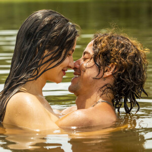 Jove (Jesuíta Barbosa) e Juma (Alanis Guillen) quase fazem sexo na novela 'Pantanal'