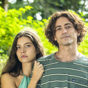 Juma (Alanis Guillen) coloca uma camisola sensual para Jove (Jesuíta Barbosa) na novela 'Pantanal'