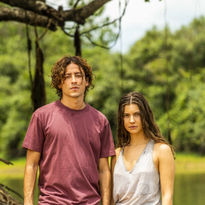 Juma (Alanis Guillen) e Jove (Jesuíta Barbosa) passam a se beijar e ele a acalma na novela 'Pantanal': 'Pode parecer mesmo estranho a primeira vista. Ainda mais para você... Mas é algo natural'