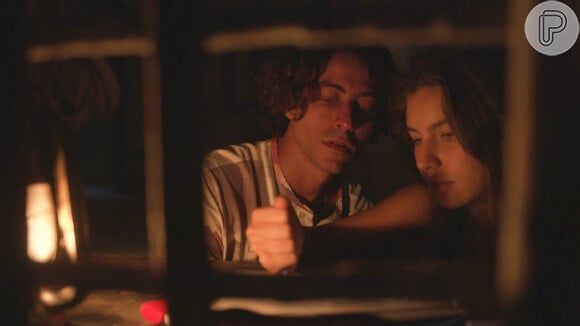 Madeleine (Karine Teles) impede sexo de Jove (Jesuíta Barbosa) e Juma (Alanis Guillen) na novela 'Pantanal'