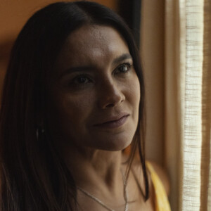 Filó (Dira Paes) tenta ajudar Juma (Alanis Guillen) com Jove (Jesuíta Barbosa) mas acaba 'atrapalhando' sexo do casal na novela 'Pantanal'