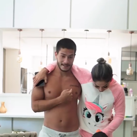 Arthur Aguiar brinca com o fato de Maíra Cardi demorar para perceber a tatuagem no seu peito