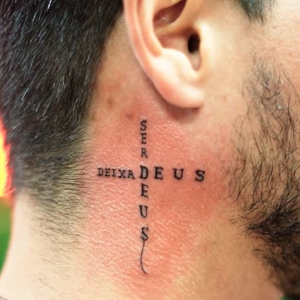 Arthur Aguiar também tatuou a frase "Deixa Deus ser Deus", no pescoço