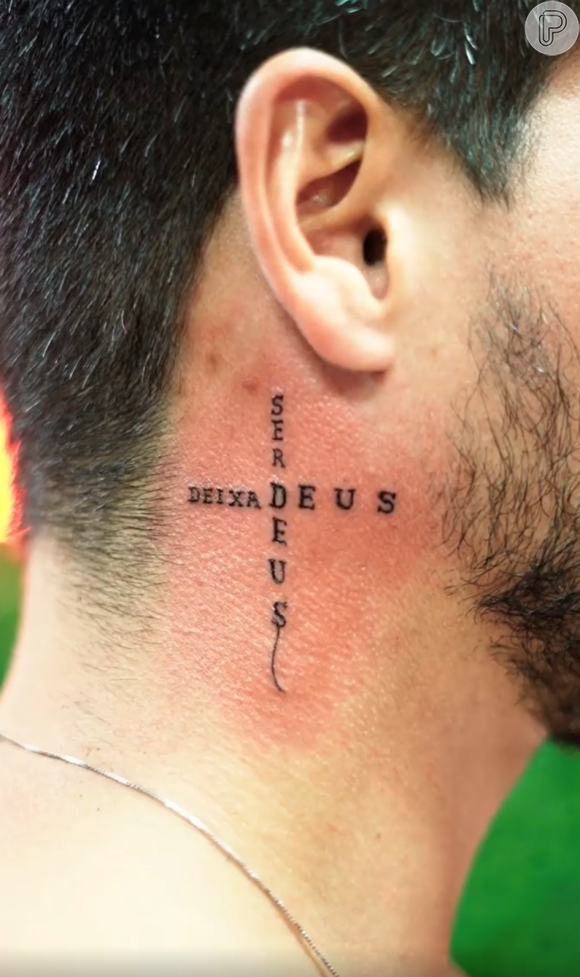 Arthur Aguiar também tatuou a frase "Deixa Deus ser Deus", no pescoço