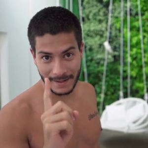 Arthur Aguiar aproveitou para enaltecer seus fãs ao colocar um "ponto de luz" no pingo da letra "I" no nome de Sophia