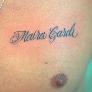 Arthur Aguiar tatuou o nome de Maíra Cardi no peito esquerdo