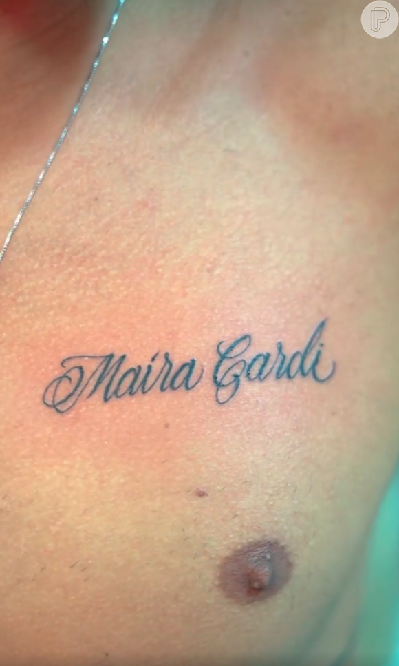 Arthur Aguiar tatuou o nome de Maíra Cardi no peito esquerdo