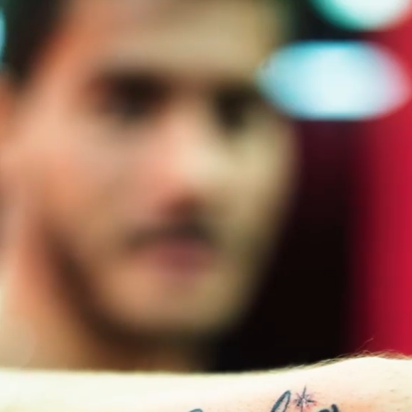 Arthur Aguiar escreve o nome da filha no punho