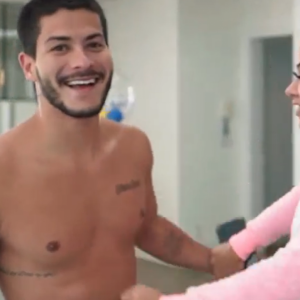 Arthur Aguiar faz tatuagem com o nome de Maíra Cardi