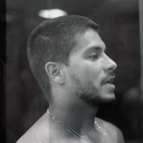 Arthur Aguiar ainda aproveitou para tatuar o nome da filha