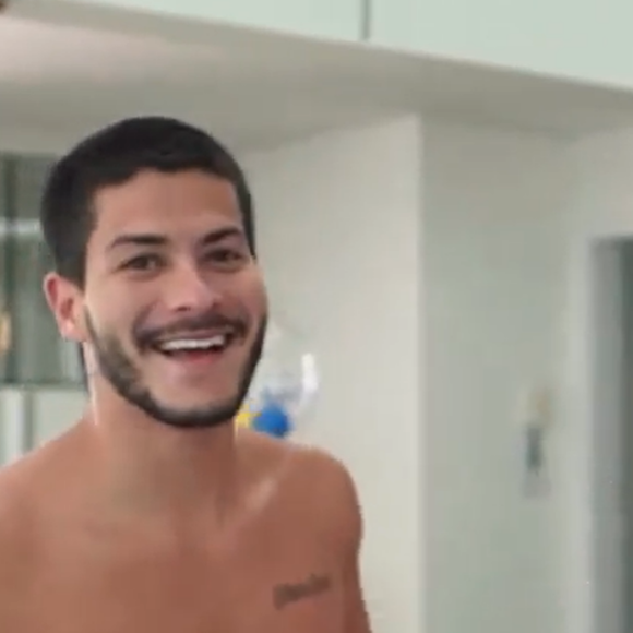 Arthur Aguiar faz tatuagem e mostra resultado em vídeo no reels do Instagram