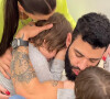 Gusttavo Lima recebeu abraço apertado dos filhos e de Andressa Suita em período turbulento