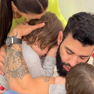 Gusttavo Lima recebeu abraço apertado dos filhos e de Andressa Suita em período turbulento