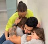 Gusttavo Lima apareceu sendo abraçado pela família em um clique de Andressa Suita