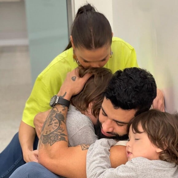 Gusttavo Lima apareceu sendo abraçado pela família em um clique de Andressa Suita