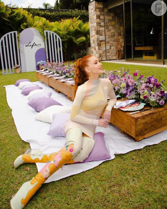 Botas coloridas em look pastel de Marina Ruy Barbosa se destacaram no estilo da atriz