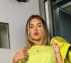 Botas em amarelo neon com jeans: Virgínia Fonseca usou calçado com short básico, além de jaqueta e t-shirt no mesmo tom
