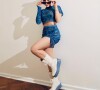 Bota colorida: modelo em branco com salto azul foi aposta de Carla Diaz em look descolado