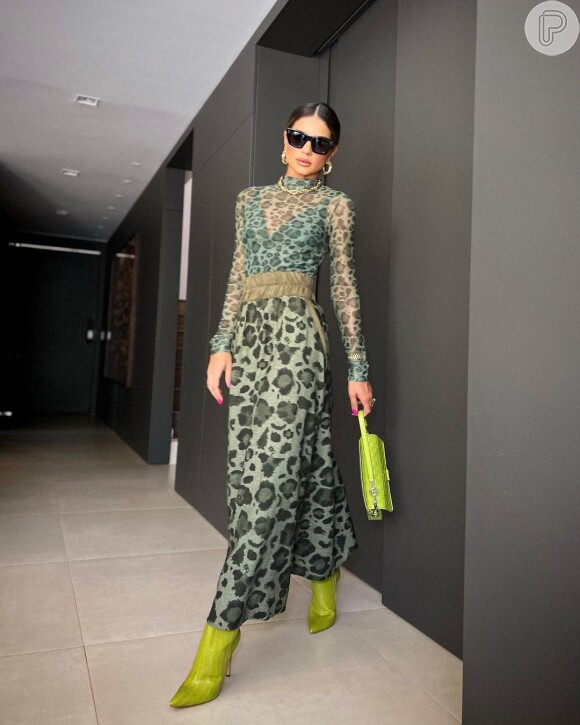 Botas verde com look animal print faz composição fashionista, tal como essa de Thássia Naves