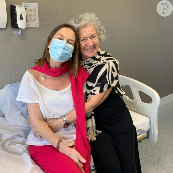 Susana Naspolini ao lado da mãe em foto durante tratamento do 6º câncer