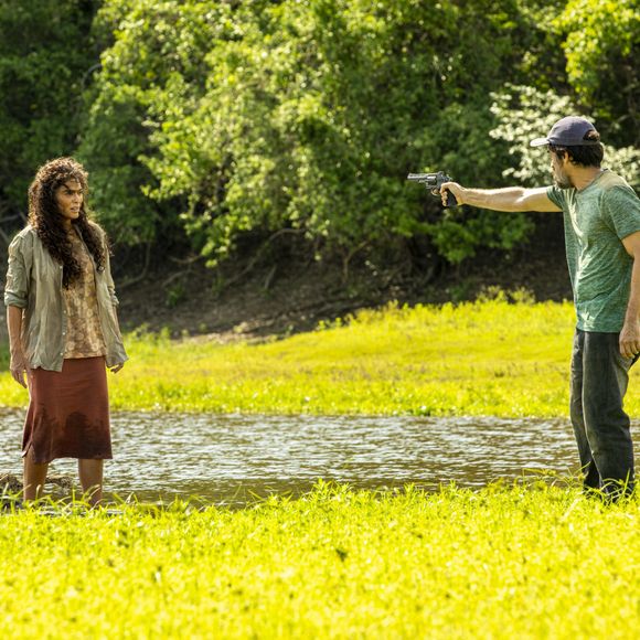 Novela 'Pantanal': José Leôncio (Marcos Palmeira) diz compreender o receio de Juma (Alanis Guillen) de ter filho apos os 3 irmãos, pai e mãe serem mortos