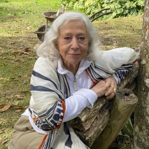 Fernanda Montenegro, de 92 anos, levou um tombo dentro de casa
