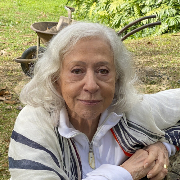 Fernanda Montenegro, de 92 anos, levou um tombo dentro de casa