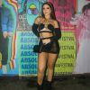Mel Maia aposta em hot pants e luvas para festival de rap ALMA, no Rio