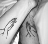 Gusttavo Lima e Andressa Suita tatuaram duas mãos entrelaçadas em símbolo de união. Ambos realizaram o desenho no antebraço