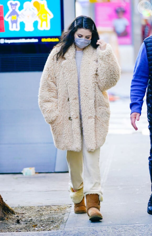 Casaco teddy combinado em look claro para Inverno foi aposta de Selena Gomez