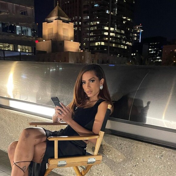 "Quem for meu amigo de verdade e quiser aparecer, vem e traz alguns quitutes, comida típica, porque não vou ter tempo de resolver, bebida também" falou Anitta