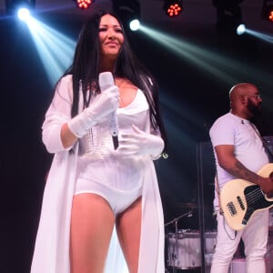 Look all white de Simaria: cantora usou body, botas, luvas e robe brancos em aniversário