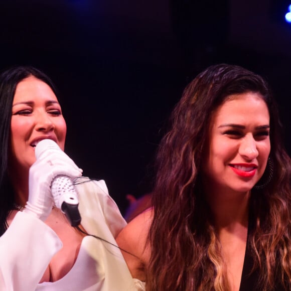 Simaria com a irmã, Simone, no palco em festa de aniversário de 40 anos