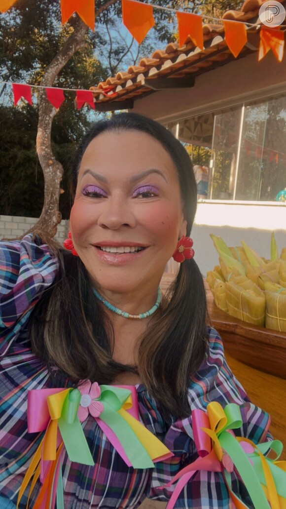 Mãe de Marília Mendonça, Dona Ruth reuniu amigos e familiares para festa junina