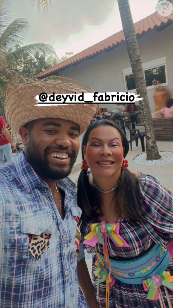 Dona Ruth e o marido, Devyd Fabricio, posam juntinhos em festa junina