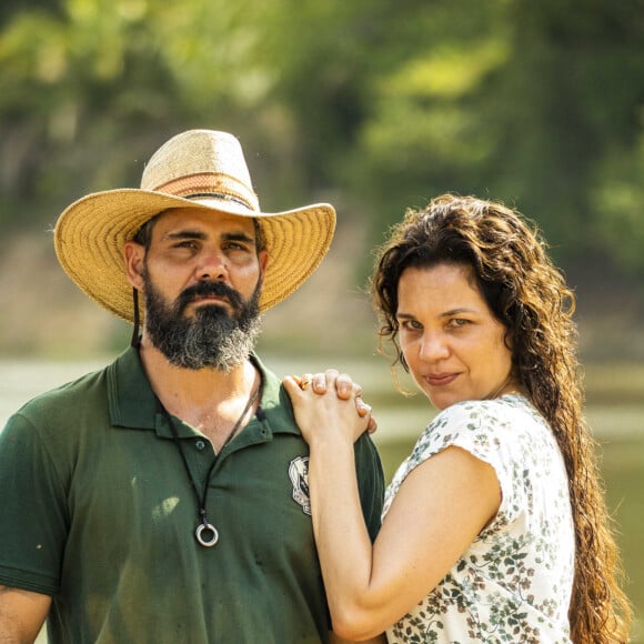 Novela 'Pantanal': Zefa (Paula Barbosa) vai descobrir caso de Guta (Julia Dalavia) e Alcides (Juliano Cazarré)