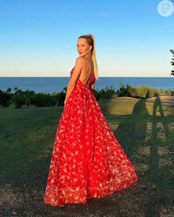 A estillista Paula Aziz apostou em modelo de coleção do verão 2023 para casamento praiano