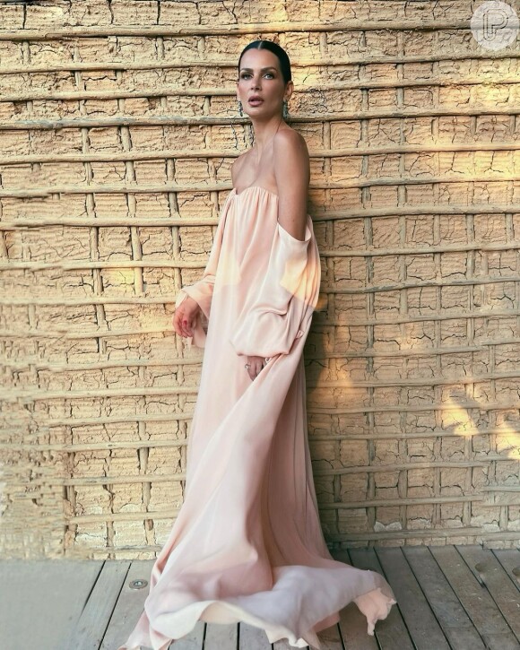 Fernanda Motta apostou em vestido longo e sem alças, assinado pela estilista Vanessa Abbud