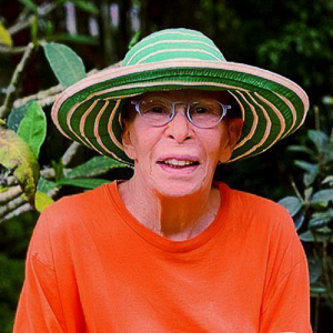 Curada de um câncer, Rita Lee dispensou os chapéus e exibiu os cabelos ainda curtinhos