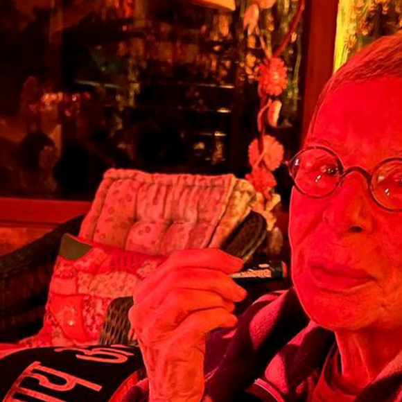 Rita Lee exibe cabelo após câncer