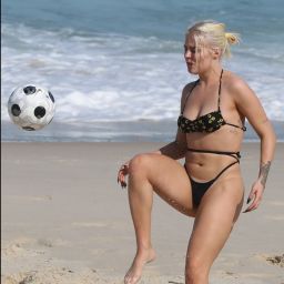 Luísa Sonza rouba a cena em praia do Rio