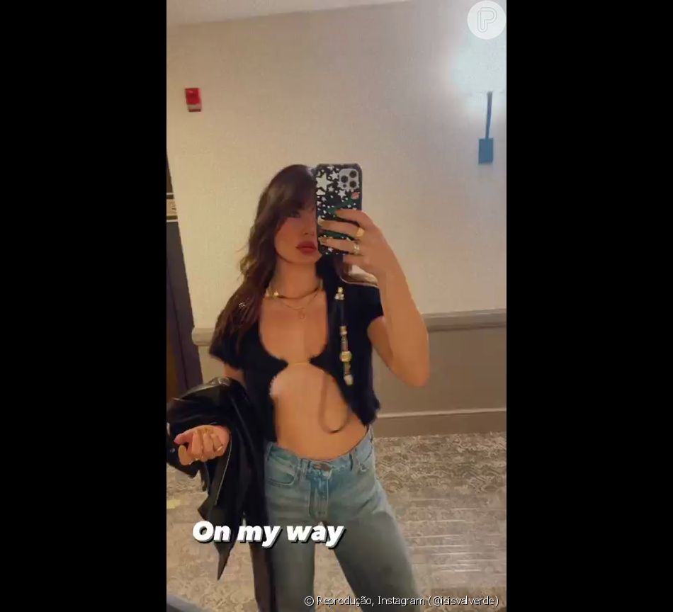 Isis Valverde completou look ousado com calça jeans