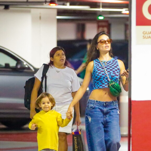 Isis Valverde apostou na barriga de fora com calça oversized para um passeio recente com o filho