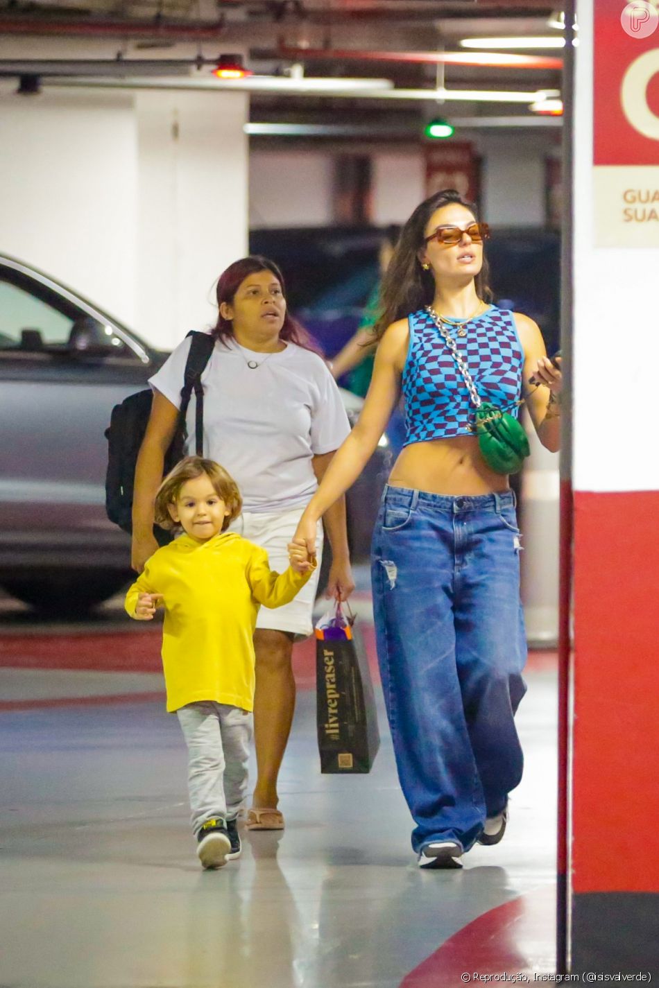 Isis Valverde apostou na barriga de fora com calça oversized para um passeio recente com o filho