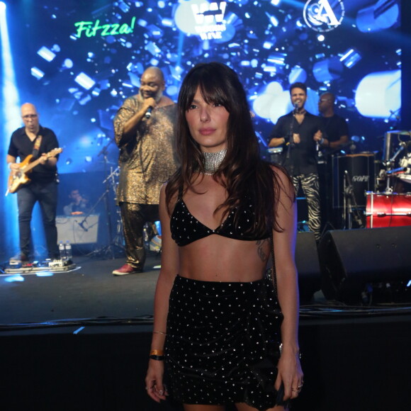 Barriga sarada de Isis Valverde também foi valorizada em outro look recente; dessa vez, no aniversário de Carol Sampaio