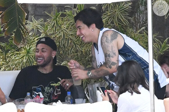 Antes de vir ao Brasil para a festa, Neymar estava de férias com amigos nos EUA
