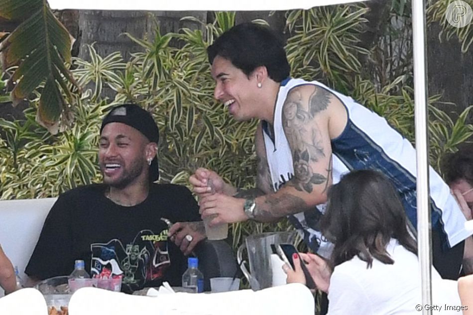 Antes de vir ao Brasil para a festa, Neymar estava de férias com amigos nos EUA
