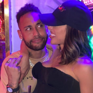 Neymar deu um anel de compromisso a Bruna Biancardi