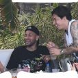 Enquanto isso, Neymar curte suas férias ao lado de amigos